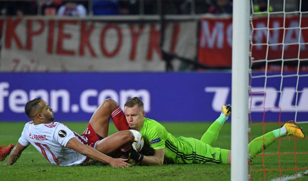 Hay cambios por parte de ambas escuadras, Nicolas Pepe por WIllock y del Olympiacos, Maximiliano Lovera por Giorgos Masouras.