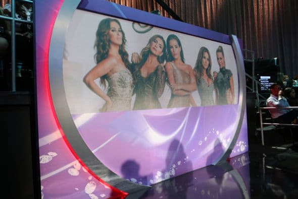 Una octava gala donde la hermandad reinó entre las seis chicas que quedan en la Mansión de la Belleza. Larry Hernández y Noel Schajris fueron los invitados de la noche y aunque pensábamos que todo era Peace and Love, llegó el momento de salvar y nominar: las chicas le dieron su voto a Catherine. Sin embargo, la sentenciadas de esta semana son las BFFs Geisha y Nathalia.