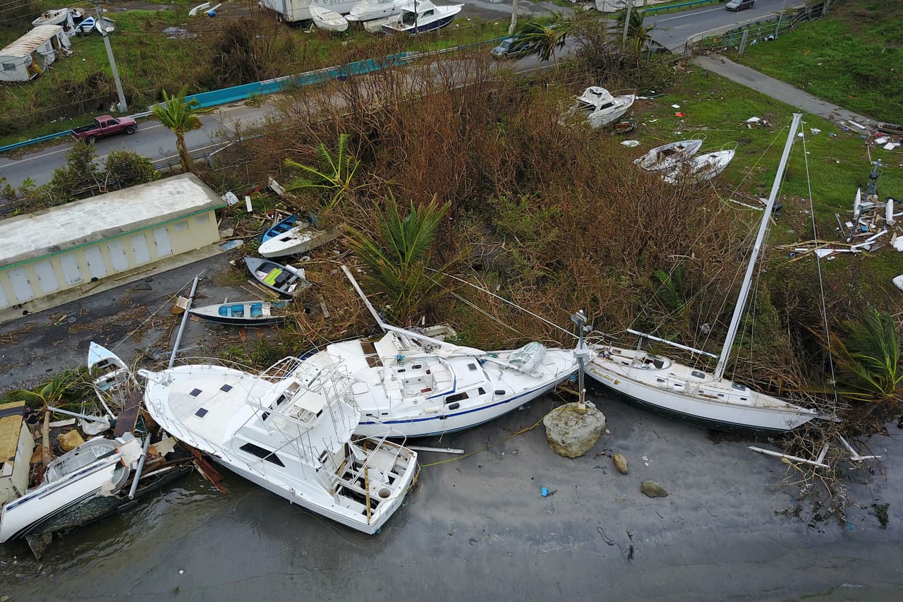 Botes expulsados del mar en Fajardo, al noreste de Puerto Rico. 
<br>