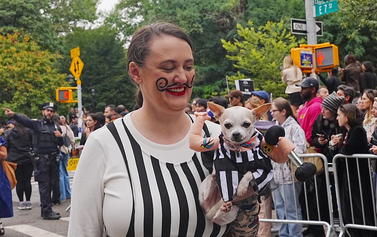 Monstruos, piratas y astronautas caninos participaron en desfile de Halloween de Tompkins Square en NYC