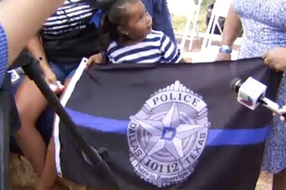 Lyncoln Zamarripa recibió una bandera con el nombre y número de placa de su padre, Patricio Zamarripa.