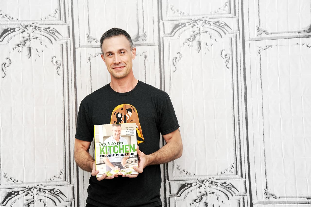 Un poco de Puerto Rico, Nuevo México y Hollywood: el libro de cocina del actor Freddie Prinze Jr.
