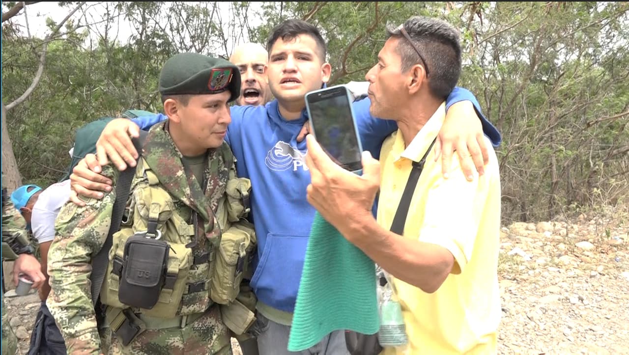 El soldado venezolano Andry Rosales se entrega a tropas colombianas y abraza a un militar colombiano llorando de la emoción. Rosales desertó del ejército venezolano el 24 de febrero y cruzó la frontera vestido de civil para evitar ser capturado.