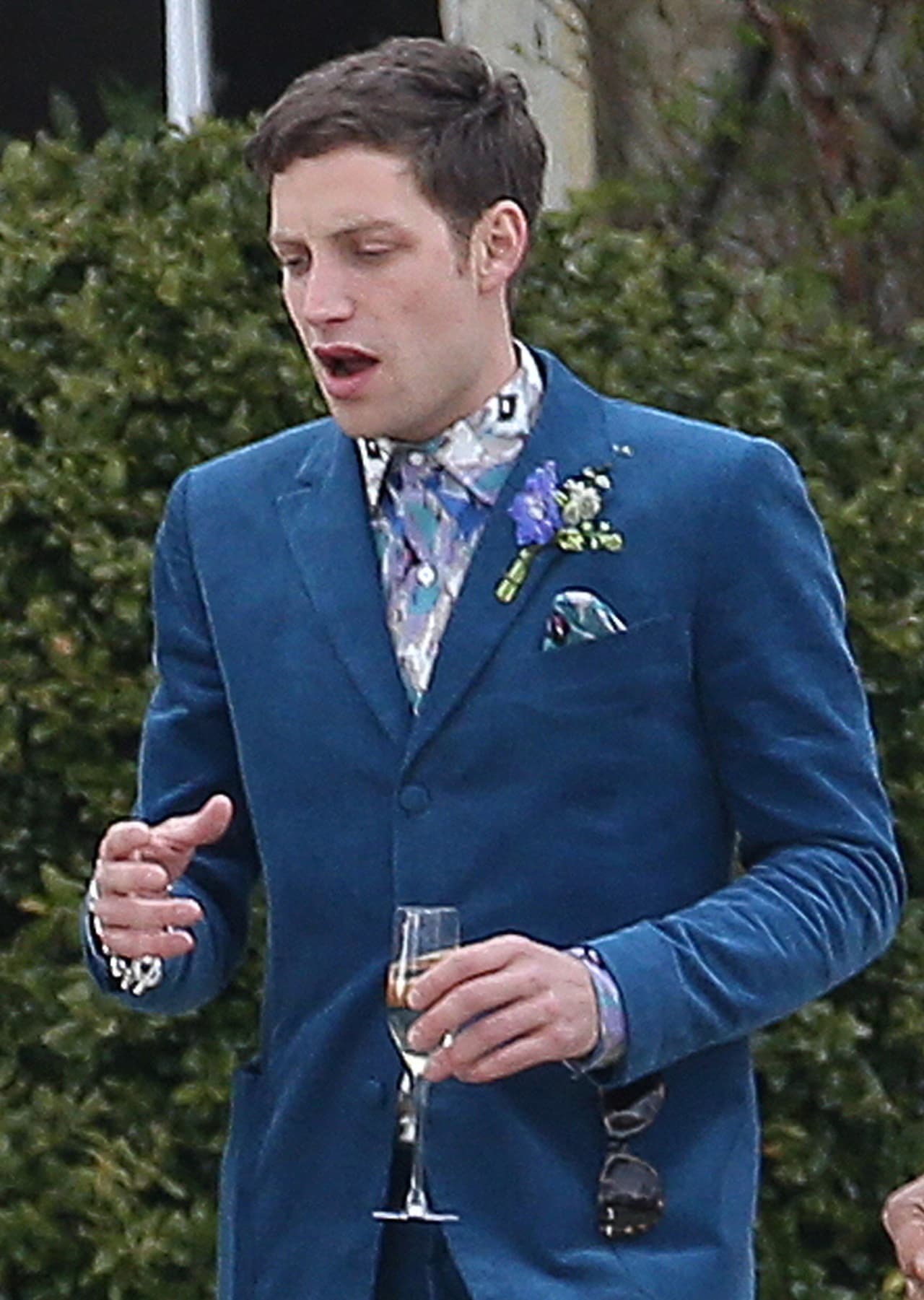 El novio, feliz en la fiesta.