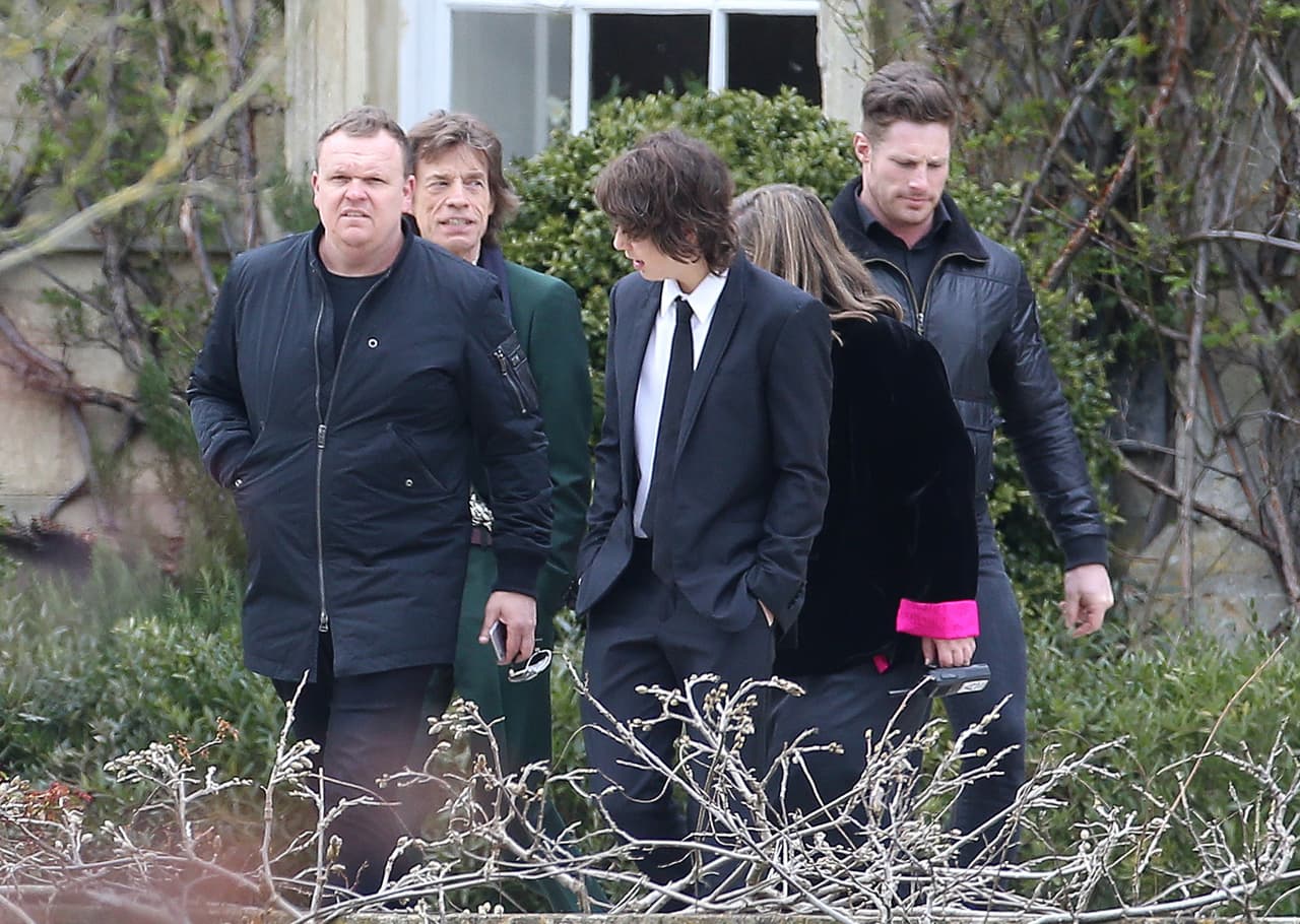 El rockero padre se veía muy orgulloso - y custodiado.