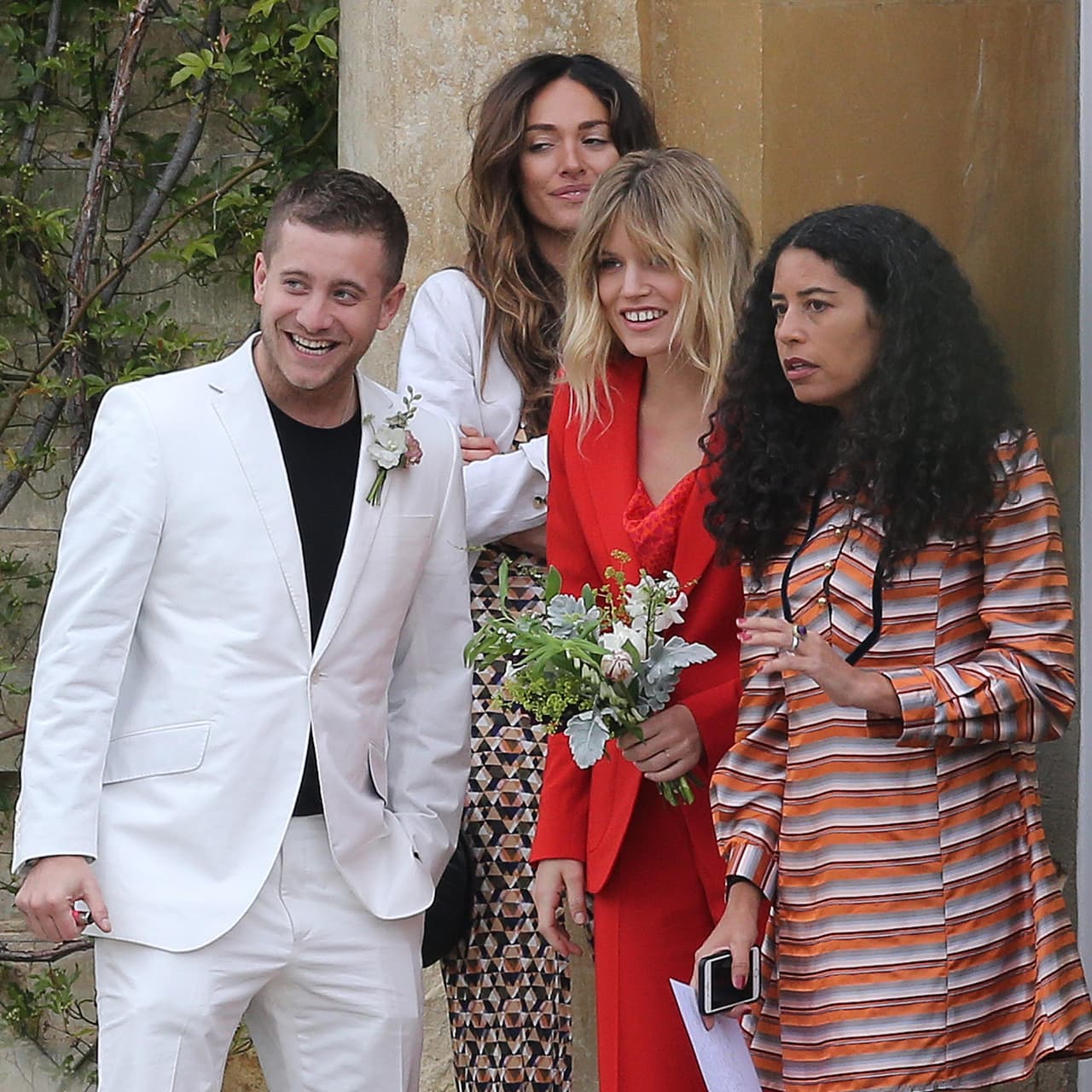 Los invitados sacándose fotos.