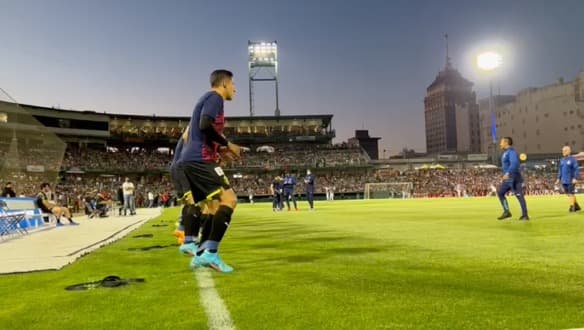Minutos antes del encuentro, que comenzó en punto de las 7:30 pm (PDT), los jugadores de ambas escuadras hicieron su presentación y aprovecharon para realizar ejercicios de calentamiento.