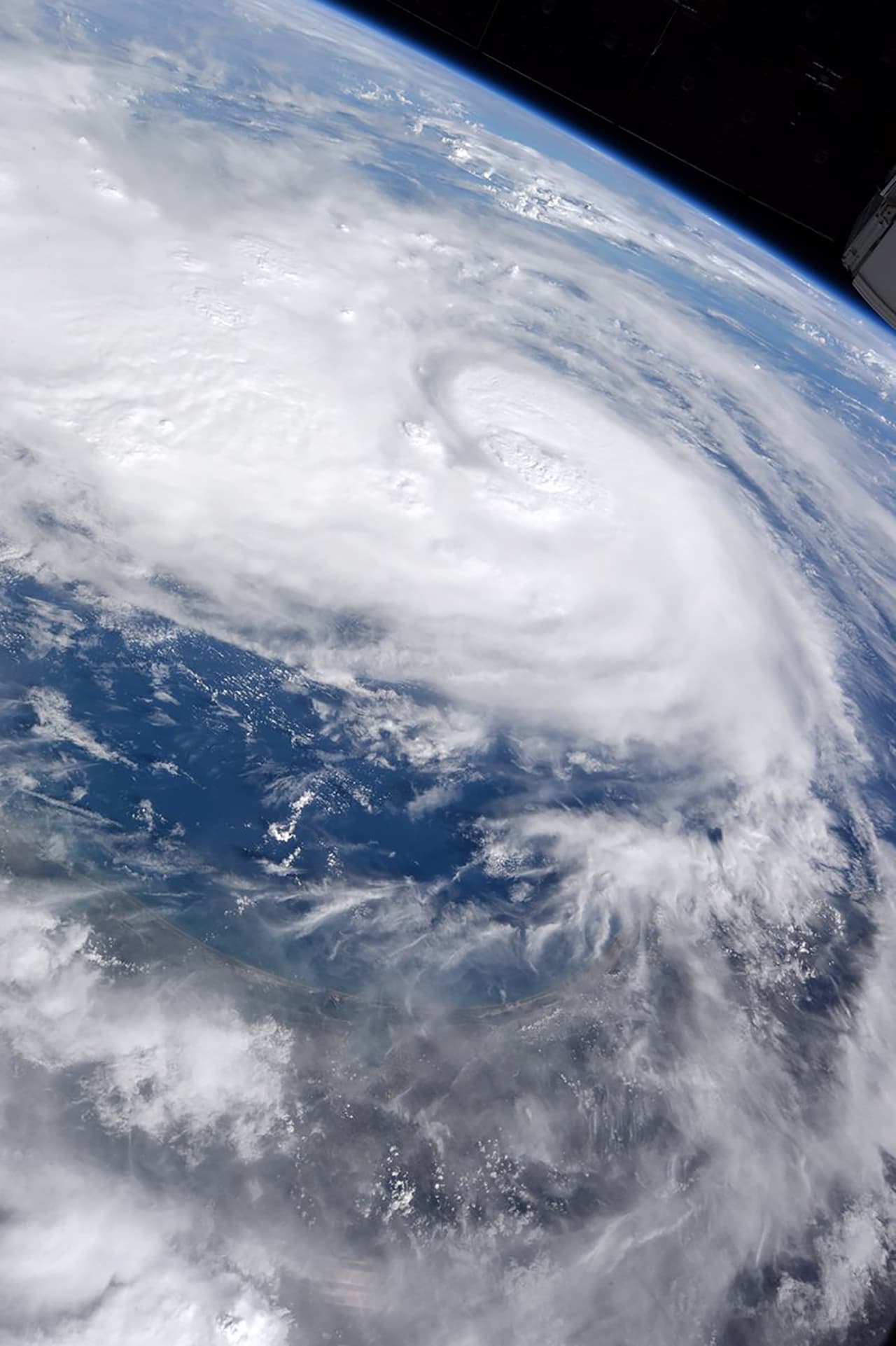 El ojo del huracán está a unas 100 millas de la costa de Texas.