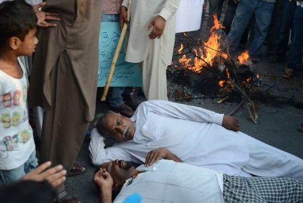 Pakistán amaneció conmocionado por la peor matanza cometida por los talibanes contra la comunidad cristiana, que costó la vida a más de ochenta personas y pone en jaque la estrategia de diálogo del Gobierno con los radicales. El último recuento ha elevado a 82 el número de fallecidos, que aún puede subir dado el estado crítico de varios de los más de 140 heridos ingresados en hospitales de la localidad noroccidental de Pesháwar, en una de cuyas iglesias se produjo la masacre. "No teníamos palabras ante el horror que teníamos delante", explicó hoy a Efe el director de la Liga Interconfesional de Pakistán (APIL), el cristiano Sayid Ishaq, quien visitó ayer junto a diversas autoridades regionales a las víctimas hospitalizadas. "No es solo un atentado contra nuestra minoría, sino también contra la humanidad de este país", dijo Ishaq, quien calificó la situación tras el ataque "como la peor sufrida hasta ahora por los cristianos paquistaníes".