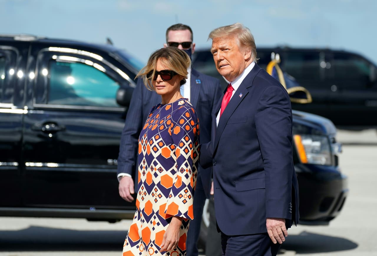 Usuarios en internet comentaron que la especie de túnica tenía naranjas, en honor al estado de Florida, pero las figuras solo tenían el color y no la forma de la fruta. Melania también cambió sus tacones por unos pumps Roger Vivier, de 550 dólares.