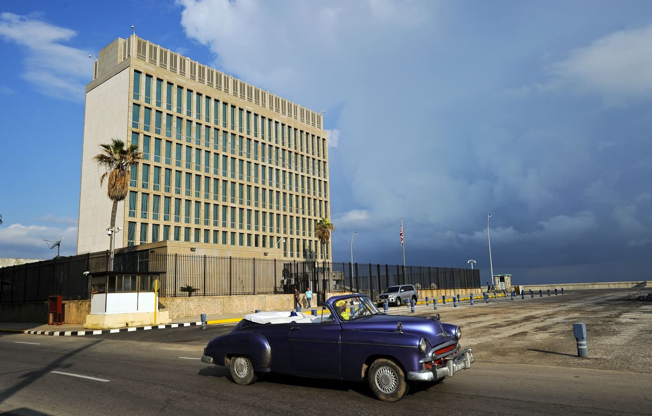 <b>¿Ataques acústicos en Cuba?</b>
<br>Desde finales de 2016, un grupo de 21 personas relacionadas con la embajada de Estados Unidos en la Habana empezaron a enfermarse y a presentar extraños síntomas como 
<b>pérdida de la audición, náuseas, dolores de cabeza, desórdenes del equilibrio</b>, e incluso consecuencias más graves como 
<b>lesiones cerebrales traumáticas leves y daños del sistema nervioso central</b>.