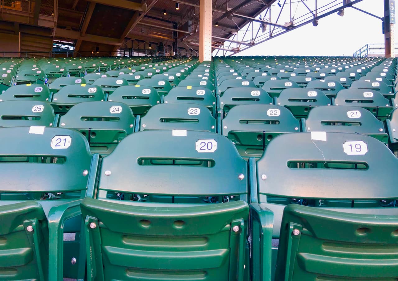 Una vez dentro, los fanáticos se tienen que sentar en pequeños grupos que están socialmente distantes de los demás.