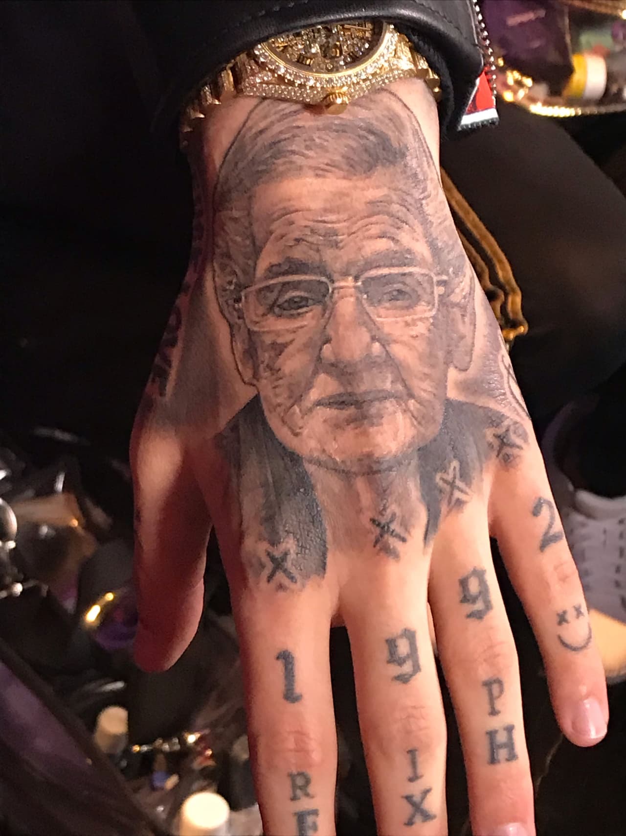 El cantante de 25 años dijo a Univision Entretenimiento que tiene entre 45 y 49 tatuajes en el brazo derecho, incluyendo los rostros de su madre y su hermana. Además, tiene una carita feliz en el meñique.
<br>