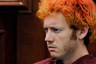 Desde la masacre han sido creadas en esta red social alrededor de una docena de páginas de seguidores de Holmes.