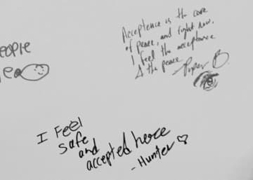 En un cartel, los adolescentes escribieron sus impresiones sobre la fiesta. "Me siento seguro y aceptado aquí," "La aceptación es la esencia de la paz, y ahora mismo, siento la aceptación y la paz."