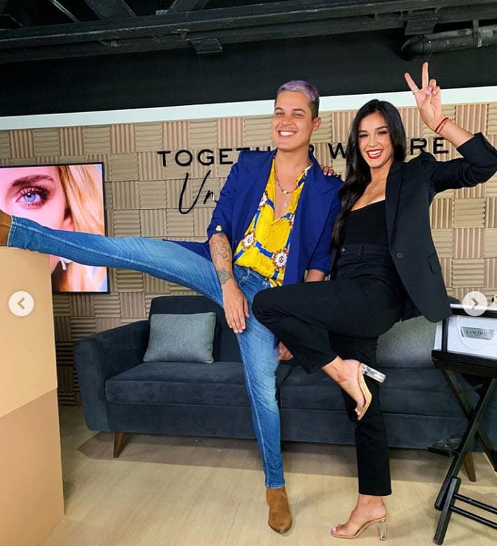 Se trató de un evento en donde el experto (con ella en la foto) ofreció tips y consejos a 50 mujeres en una tienda de la Ciudad de México. Allí, 
<b><a href="https://www.univision.com/famosos/biby-gaytan-y-eduardo-capetillo-tienen-10-anos-para-preparar-la-boda-de-una-de-sus-hijas-video" target="_blank">la hija menor de Biby Gaytán y Eduardo Capetillo</a></b> fungió como modelo.
<br>
