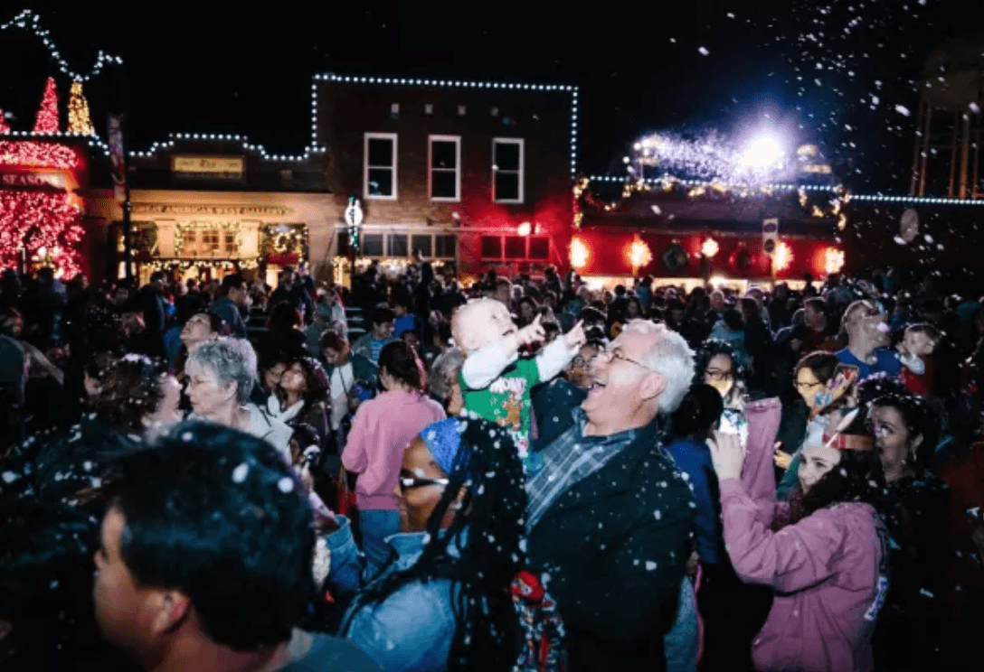 <b>Light Show Spectacular y más en Grapevine.</b> La ciudad se presenta como "la capital de la Navidad en Texas" y este año ofrece múltiples oportunidades para ver lucecitas. El 7 de diciembre se realizará una caravana de luces a las 7:00 pm en el centro histórico de la ciudad ( 200 S Main St, Grapevine). Puede encontrar un calendario completo de actividades navideñas en su 
<a href="https://www.grapevinetexasusa.com/christmas-capital-of-texas/lighted-evening-events/">sitio de internet</a>.