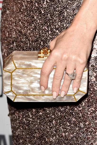 Debes ser brillante hasta el final, así que cuida cada detalle como tu bolsa clutch. Esta también puede brillar.