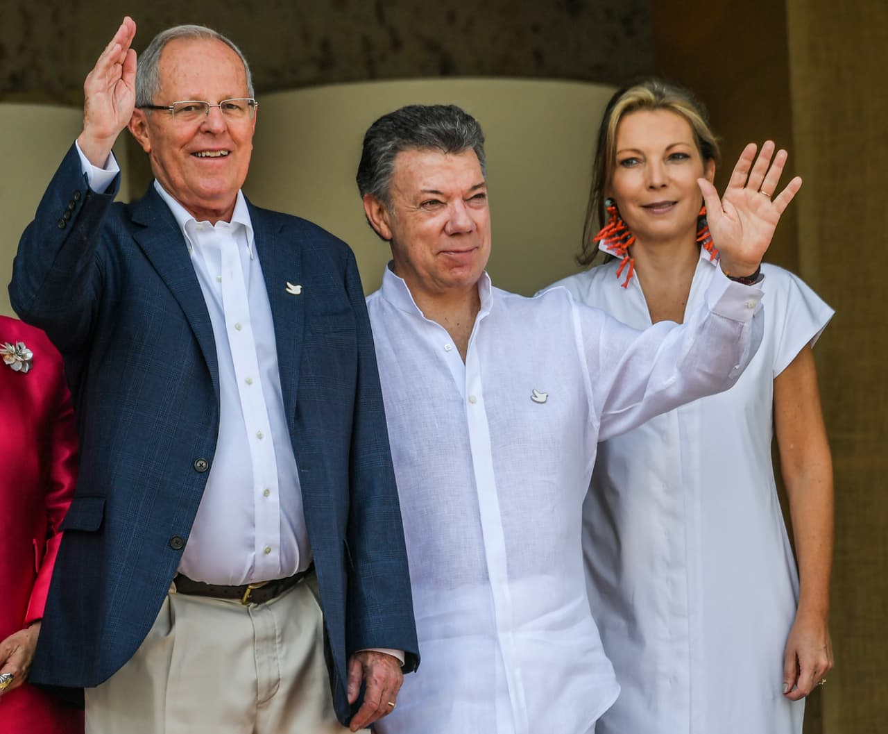 <b>Octubre, 2016.</b> Kuczynski enfrenta el primer escándalo de corrupción en su gobierno luego de que se publicaran grabaciones en los medios locales del entonces asesor presidencial Carlos Moreno, negociando beneficios del Sistema Integral de Salud a empresas vinculadas a él. En la foto junto al presidente colombiano Juan Manuel Santos en Cartagena, durante la cumbre iberoamericana celebrada ese mes.