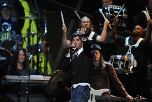 Cuando Enrique se para sobre un escenario, desata gritos.