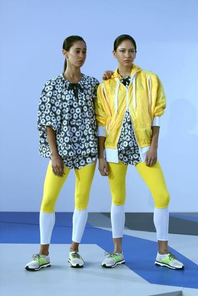 Marcas como ADIDAS se suman a la tendencia floral combinándolas con las clásicas rayas, así como ellos, toda la industria de la moda está pendiente de cómo aplicar estos estampados en cada prenda.