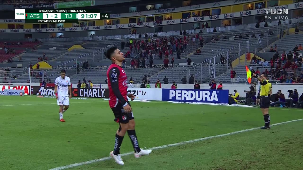 ¡Tarjeta Roja! Nicolás Díaz recibe la segunda amarilla y se va del juego.