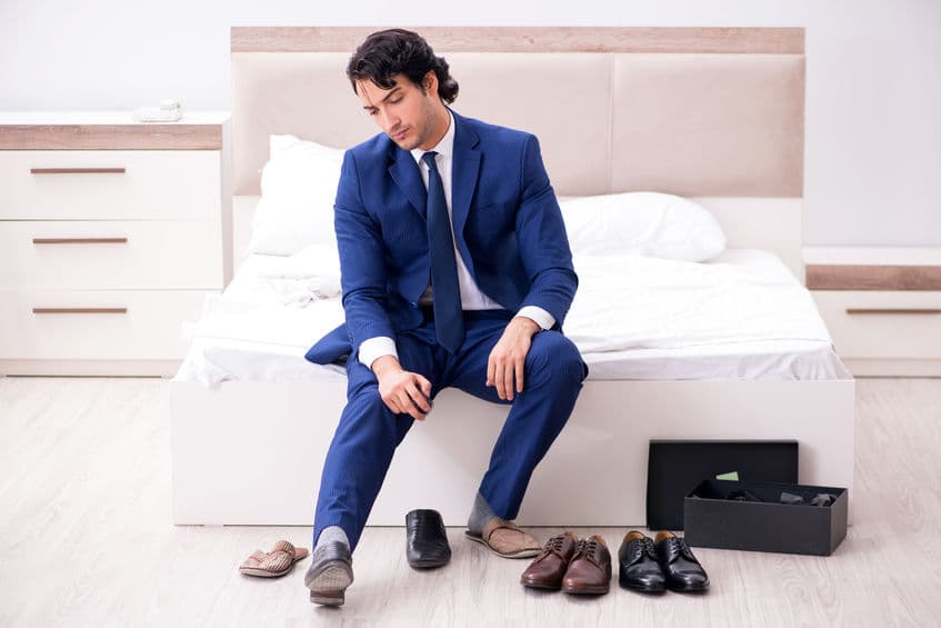 La regla es que no se deben llevar zapatos más claros que el traje. Sin embargo, si el traje es azul o gris, y es un evento de día, entonces los zapatos en color marrón son bienvenidos.