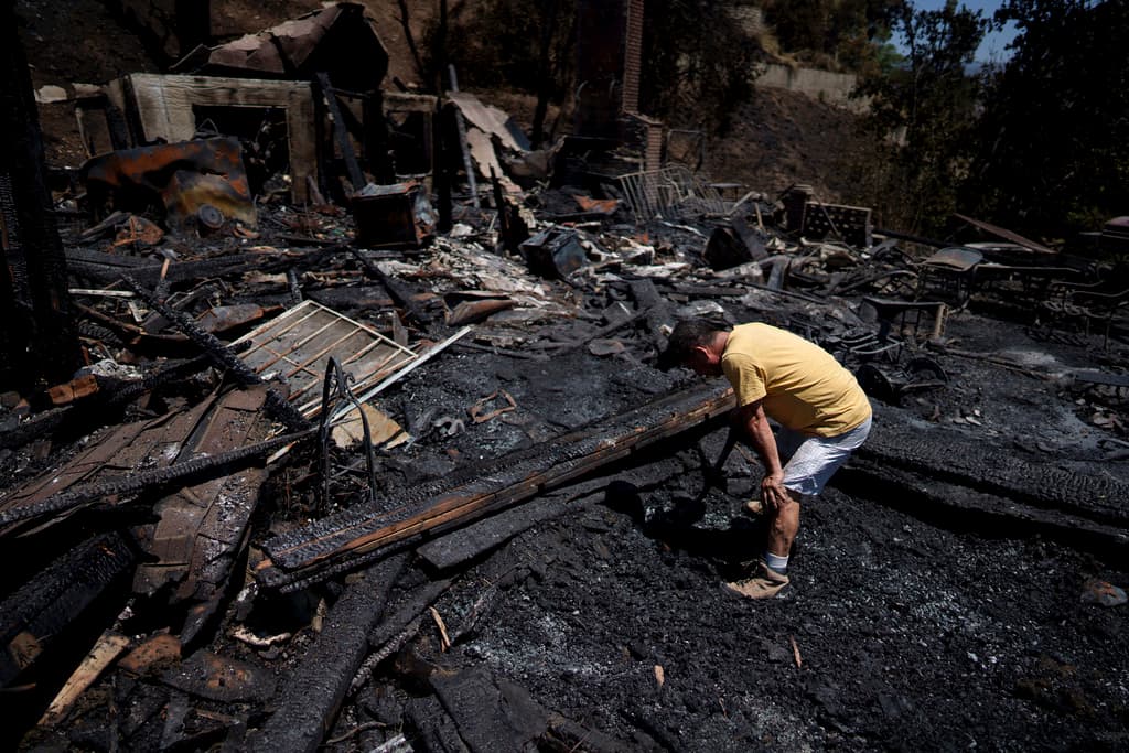 <b>Sal Díaz</b> llegó hasta el lugar donde vivía su hija y no podía creer el nivel de destrucción del incendio Edgehill.