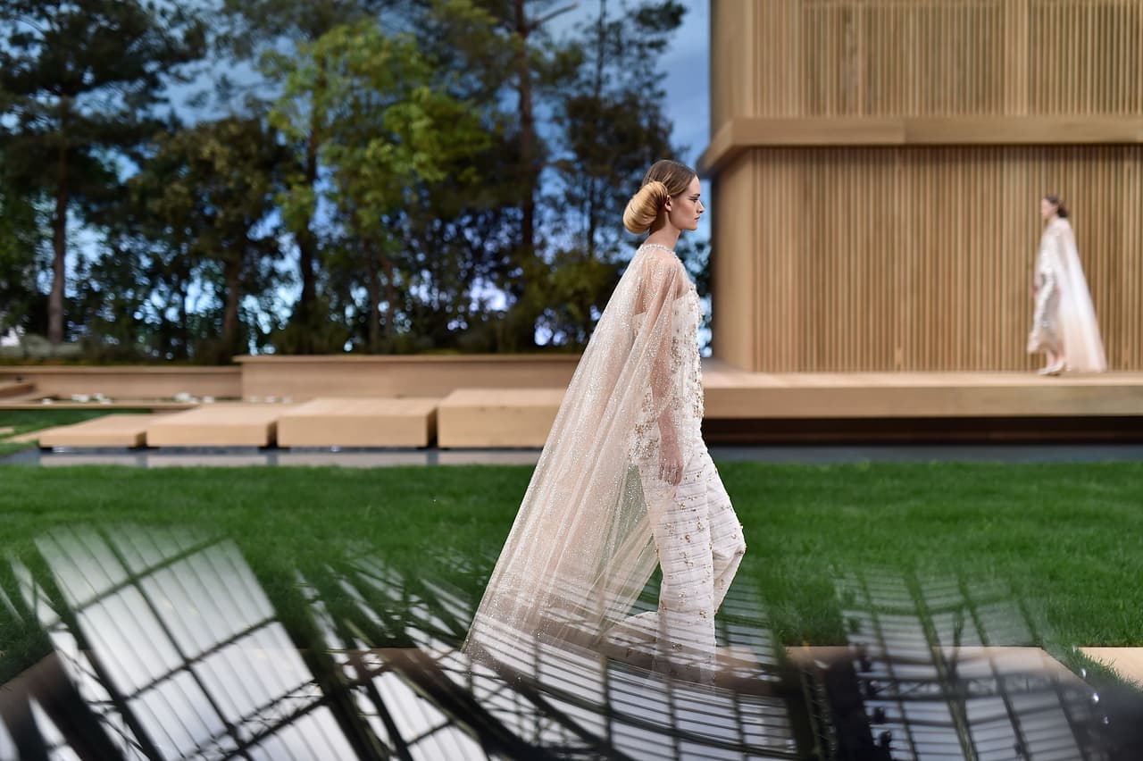 Pantalones que se convierten en la más fina expresión de la elegancia acompañados de capas bordadas a mano. La Alta Costura inventada a mediados del Siglo XIX por Charles F. Worth aún conserva su esencia: se trata de ropa hecha sobre medida o pedido con horas de trabajo a mano.