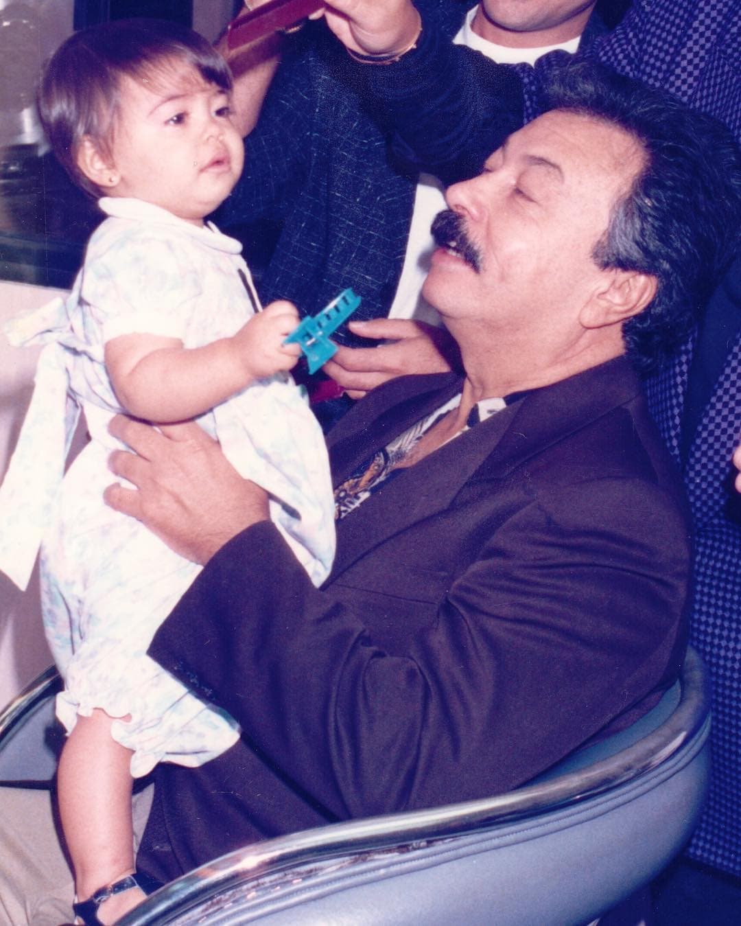 Sharinna también ha dedicado un conmovedor mensaje a su padre en las redes sociales: "Ayer falleció mi héroe y padre Don Elin Ortiz. Sé que jamás seré la misma persona pero agradezco haber tenido la oportunidad de llamar a este maestro...mi padre. Gracias a todos los que nos han mandado mensajes. Se los agradecemos infinitamente. Hoy celebramos su vida. Que descanses en paz papá."