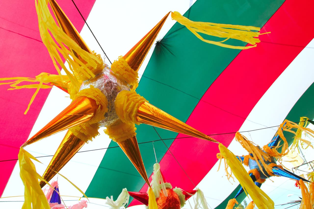 <b>Partan la piñata. </b>La piñata de estrella, muy tradicional en las fiestas mexicanas, le pudiera dar un toque muy especial a la cena navideña. La puedes rellenar de dulces o frutas. Un plus, el cual nos garantizará diversión, es tratarla de romper con los ojos vendados.