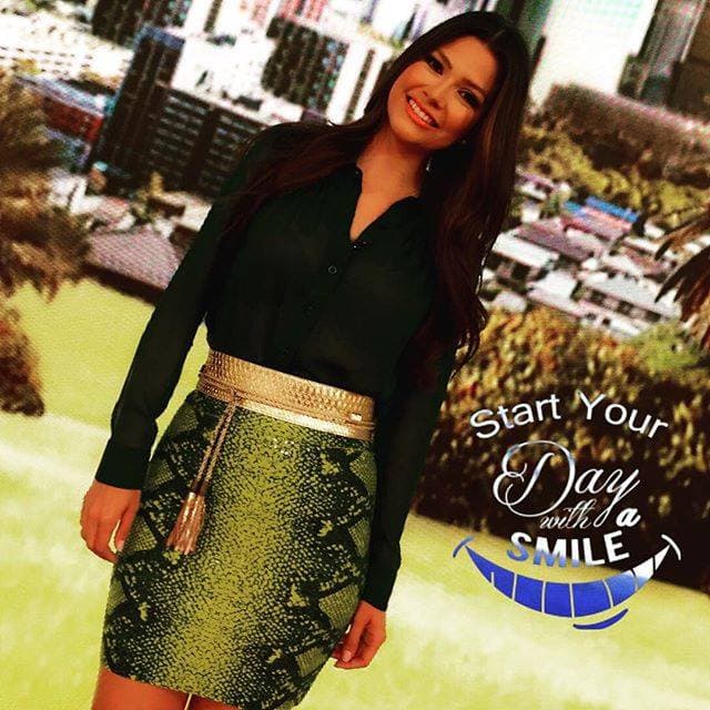 ¡Atrapa las miradas! Negro, dorado y una falda con estampado verde brillante.