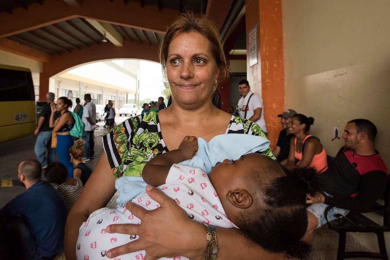 Leydiana Rivera, con la bebé Toochi de 5 meses, dice haber sido víctima de la xenofobia.