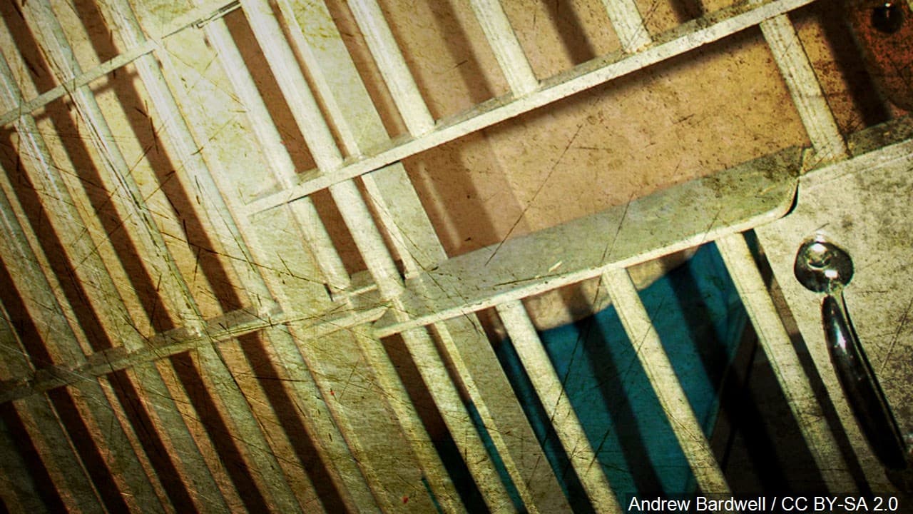 Mujer esposada activa extintor de fuego en cuartel de Coamo 