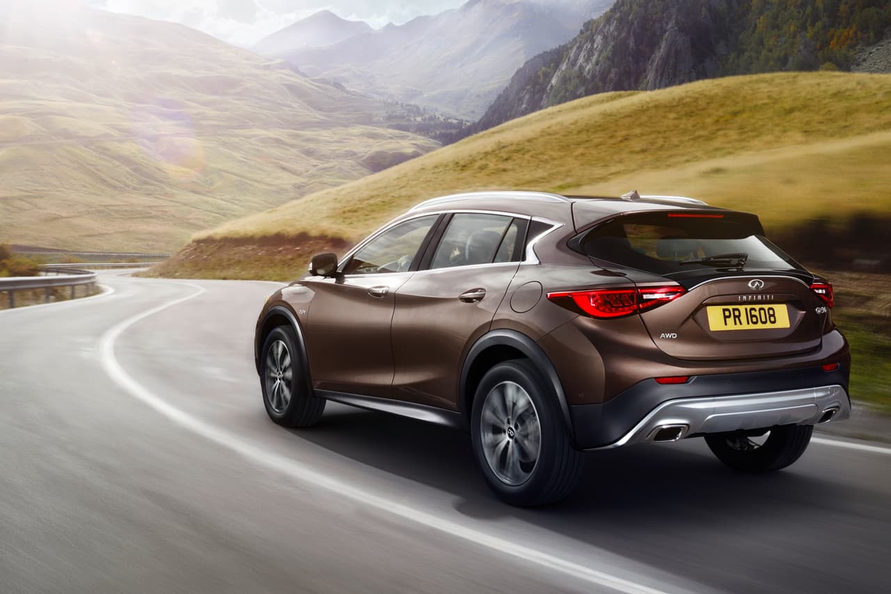 El motor cuatro cilindros turbo de 2.0 litros en el Infiniti QX30 2017 desarrolla los mismos 208 caballos de fuerza y 258 lbs-pie de torque, que genera en el Mercedes-Benz GLA.