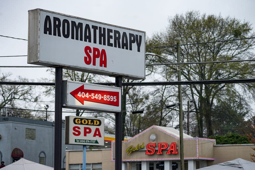 De las
<b> </b>ocho víctimas de estos hechos,
<b> seis eran mujeres de origen asiático. </b>El autor confeso,
<a href="https://www.univision.com/noticias/estados-unidos/policia-aun-no-concluye-si-tiroteos-en-atlanta-fueron-crimen-de-odio">Robert Aaron Long, dijo que lo hizo "para evitar la tentación"</a> porque es "adicto al sexo". Él había sido cliente de dos de los tres centros de masaje que atacó.