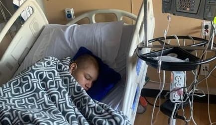 Fotografía cedida por María Rocío Gómez donde aparece su sobrino Alfredo Cortés postrado en una cama del Hospital de Niños de Los Ángeles (CHLA) mientras lucha contra un tumor cerebral.