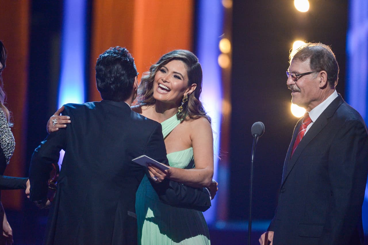 Marc Anthony subió a al escenario a recibir uno de sus premios.