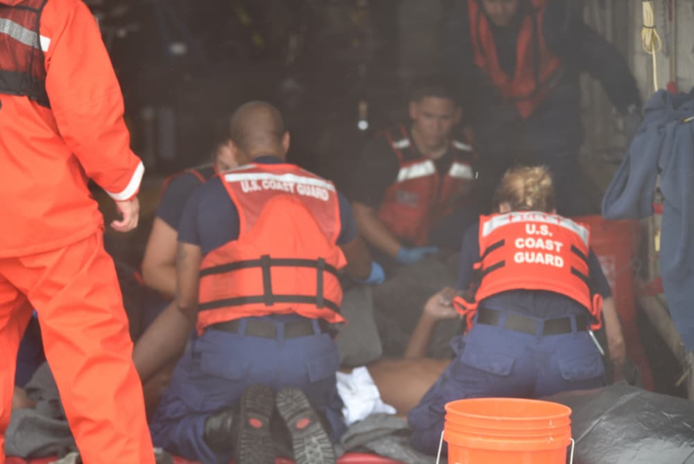 Un hombre es socorrido por la Guardia Costera tras ser sacado del agua.