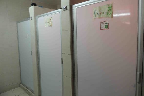 Aunque nunca han tenido grandes conflictos, el personal siempre está al pendiente de los refugiados. Los baños están cerrados con llave y se les prohibe drogarse o alcoholizarse. Foto: LSantacruz.