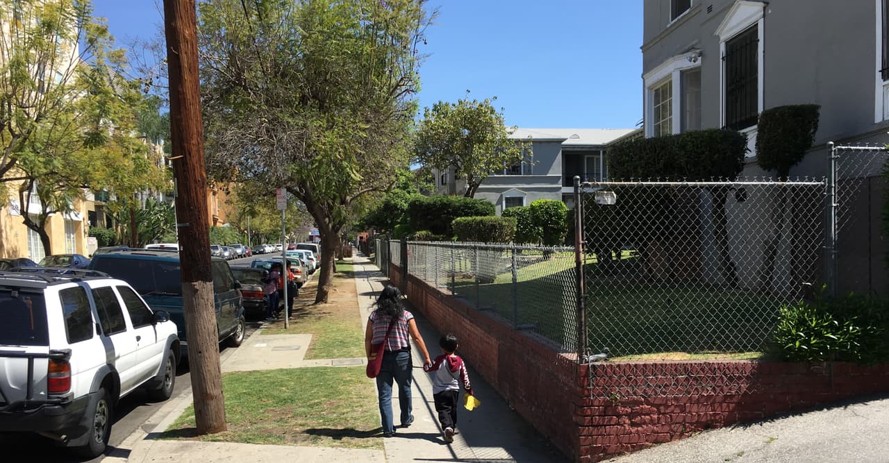Una mujer camina con su hijo en el barrio angelino Rampart, donde se fundó la Mara Salvatrucha en la década de 1980.