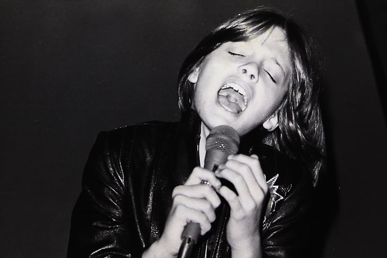 Sin embargo, no fue la única ocasión, en la producción de Netflix y diversos libros biográficos sobre la vida de Luis Miguel se da cuenta de que desde pequeño Luisito Rey obligaba a su hijo a cantar en sitios para adultos a altas horas de la noche, abandonar sus estudios y hasta consumir sustancias para soportar las largas jornadas de trabajo.