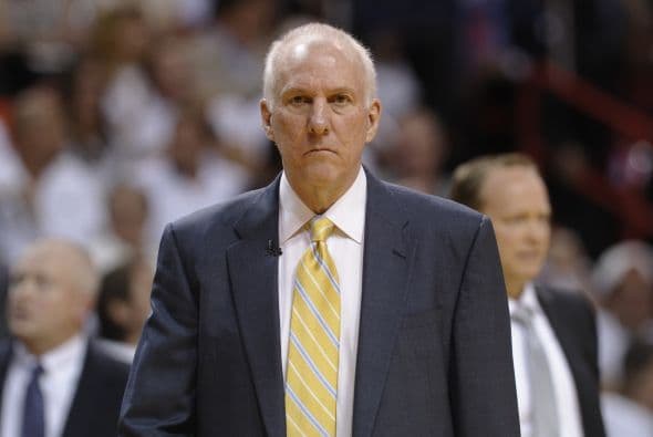 Habrá séptimo juego entre los Spurs y los Heat (30 fotos) ¡Locura total! Un juego electrizante, inolvidable, donde ambos equipos dieron una demostración inolvidable en el American Airlines Arena, manteniendo en vilo a los fanáticos en San Antonio y en Miami, primero durante los 48 minutos regulares y después en los 5 minutos de OT. .Tim Duncan, con una clásica demostración durante todo el partido, anotó más tantos en la primera mitad que la combinación de los 3 de Miami, Wade-James-Bosh 25/21, facilitando que los Spurs dominaran al Heat hasta comenzar el cuarto período, cuando Miami llevo a cabo un cambio de jugadores. Cuando solo faltaban 5 segundos para coronarse campeones los San Antonio Spurs, el incomparable Ray Allen empató el partido con un tiro de 3 puntos, forzando el OT. Con 1:43 en el reloj, LeBron James (triple/doble, 32 puntos, 11 asistencias y 10 rebotes) encaramó al Heat 101-100, y al concluir el OT, de nuevo Allen realizó una formidable jugada defensiva, dando dos puntos más al Heat, que terminó, a pesar de los umpires y para desconcierto de los comentaristas que daban el cetro a San Antonio, 103-101 sobre los Spurs. .