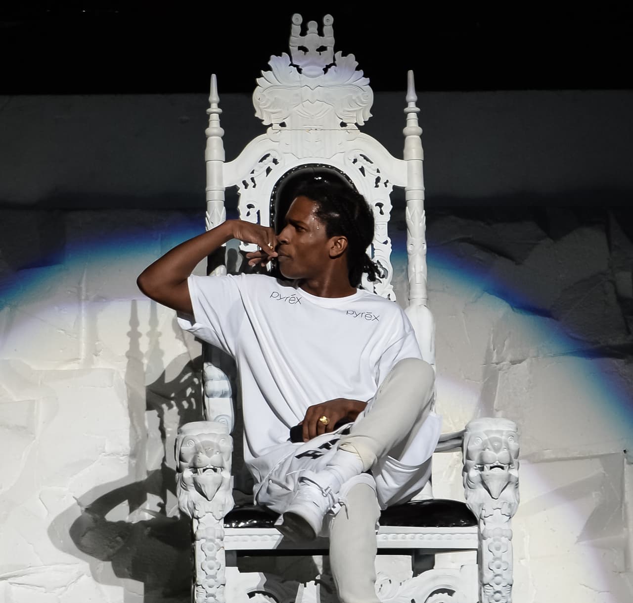 El abogado del rapero, Slobodan Jovicic, sostuvo que su cliente es inocente y que se estaba defendiendo después de haber sido agredido: "Creemos que fue en defensa propia, pero el fiscal optó por aceptar la versión de la parte lesionada", declaró en otro reporte de
<b> <a href="https://edition.cnn.com/2019/07/25/europe/asap-rocky-charged-assault-scli-intl/index.html" target="_blank">CNN</a></b>.