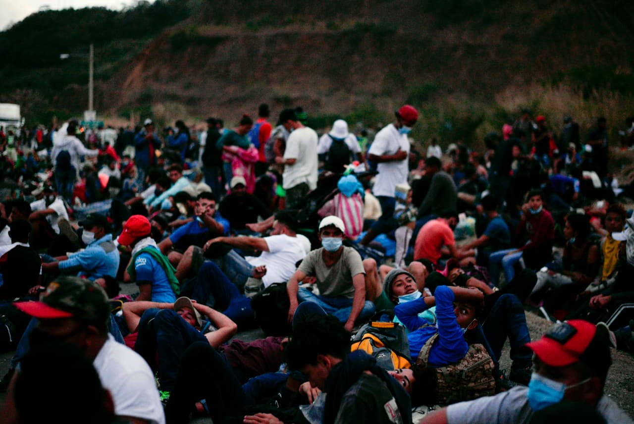 Los migrantes argumentan que huyen de la miseria y pobreza, agravada tras el paso de los huracanes Eta e Iota, la corrupción del gobierno y la violencia provocada por el narcotráfico y las pandillas.