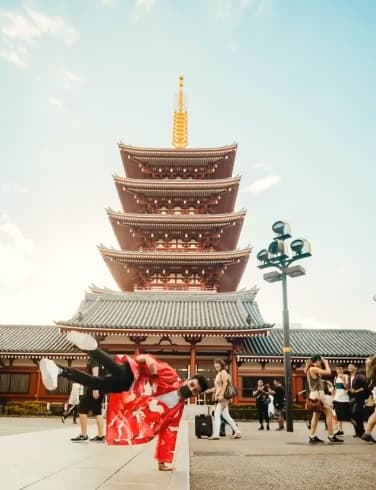 Están tan felices que en cualquier sitio es bueno para ponerse a bailar, como aquí Erick Brian Colón, bailando frente al histórico templo Sensoji.