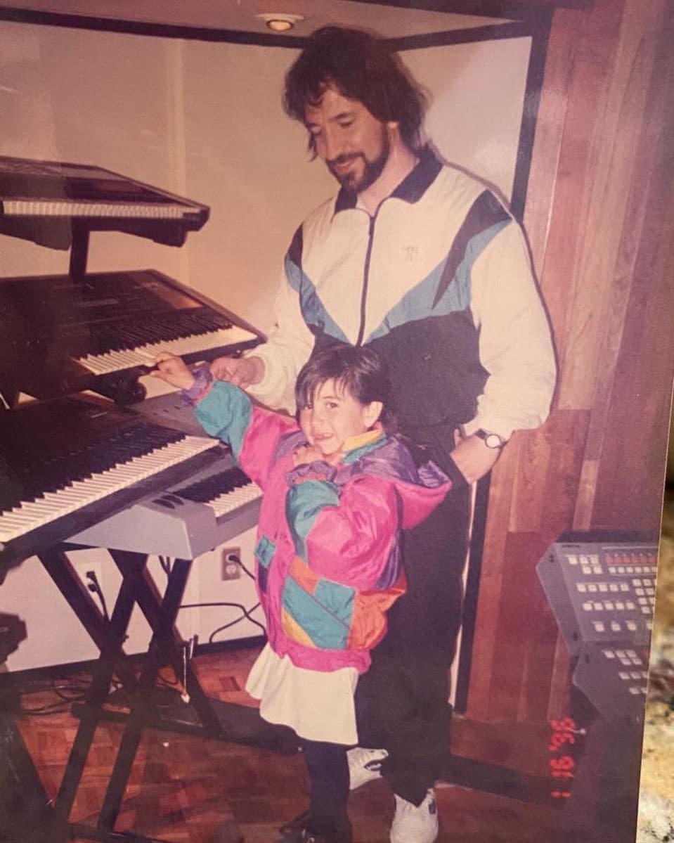Desde pequeña estuvo en contacto con la música, y con sus dos padres famosos, era muy probable de que terminara siguiendo sus mismos pasos.