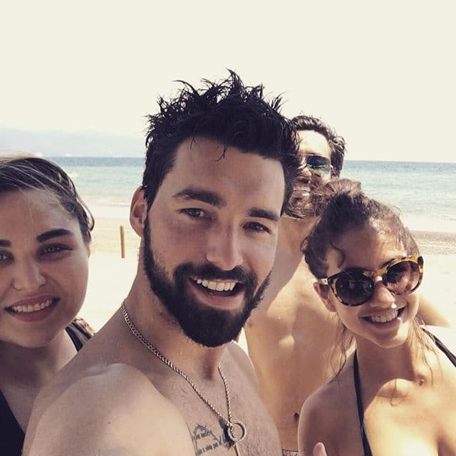 Es un chico muy alegre y lleno de energía.