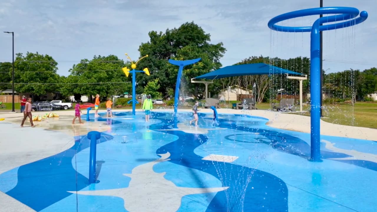 Con el objetivo de
<b>mantener a los niños ocupados y frescos durante el verano</b>, la ciudad de Garland ha inaugurado recientemente dos emocionantes proyectos que prometen ser los destinos favoritos de las familias:
<b>The Hollabaugh Recreation Center (<a href="https://maps.app.goo.gl/Lmque29gsv1CS9mo9" target="_blank">3925 W. Walnut St.</a>) y Watson Park (<a href="https://maps.app.goo.gl/6ouKoHqMLHDa2GRk7" target="_blank">1100 N. Yale Drive</a>) </b>, ambos con mejoras y remodelaciones.