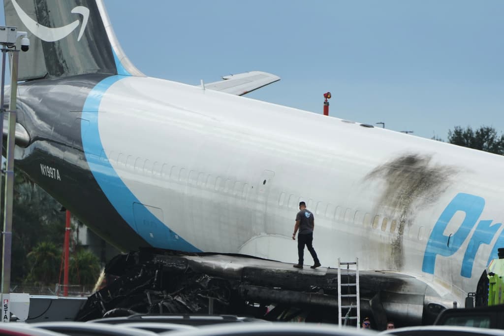 Cinco muertos, varios heridos, fuego y autos impactados: así fue el accidente de un avión de Amazon en Miami